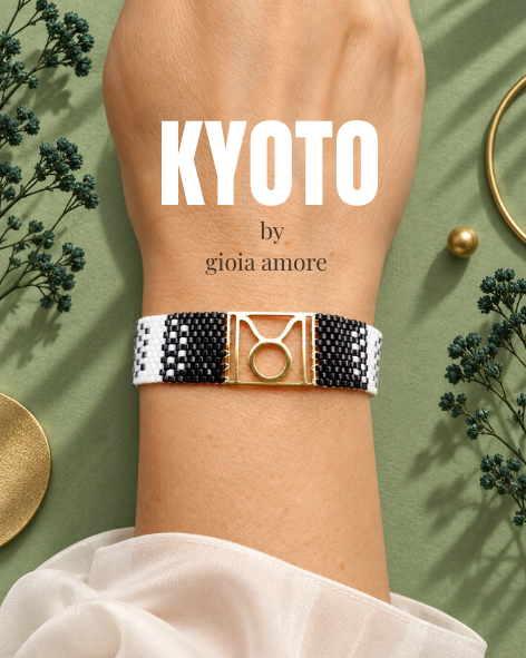 Brățară Kyoto handmade din mărgele Miyuki negre și albe, cu piesă centrală aurie personalizată cu zodia Taur, purtată la încheietură.