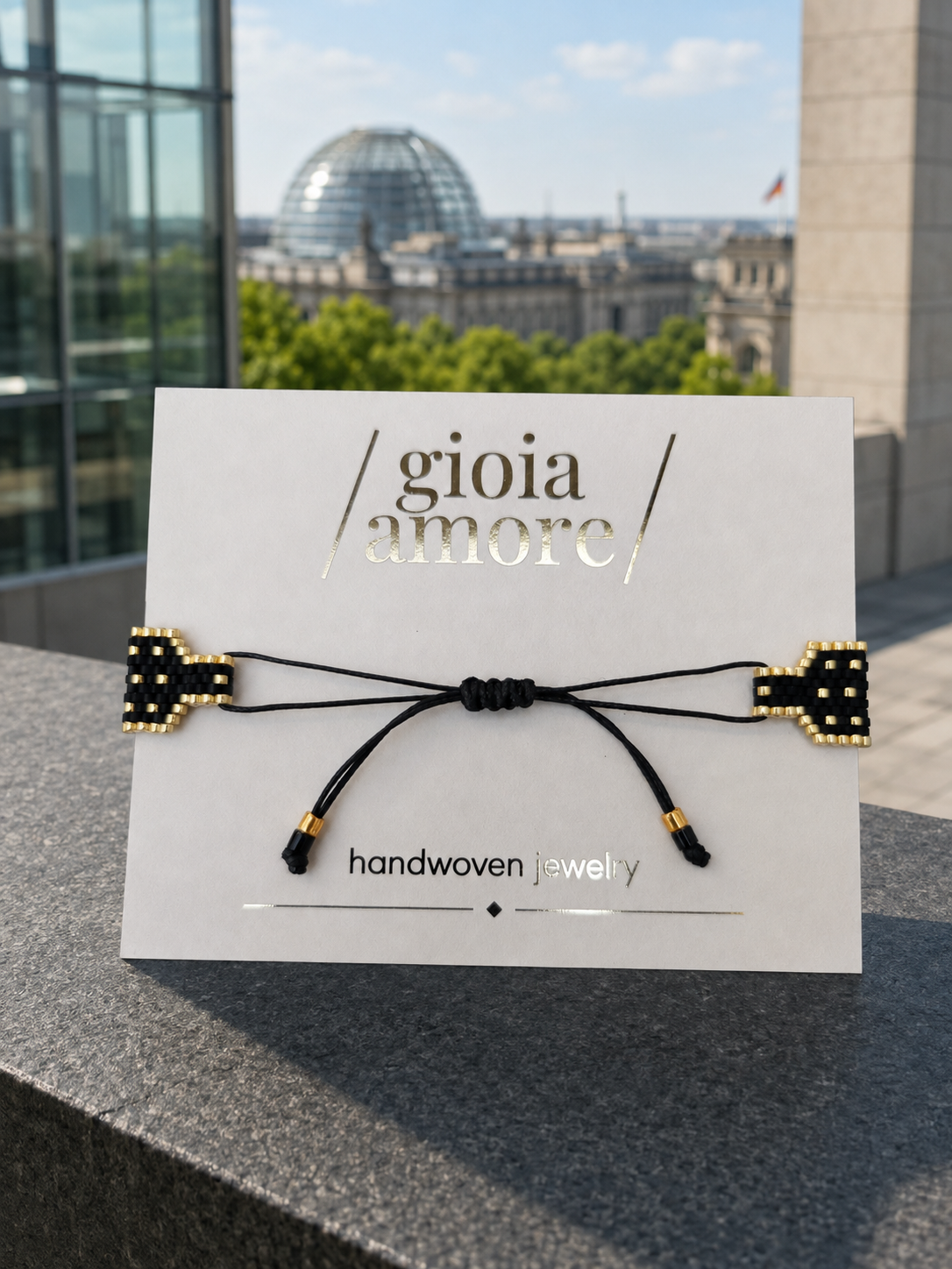 Detaliu brățară Miyuki handmade BERLIN, cu model negru și piesă centrală aurie personalizabilă
