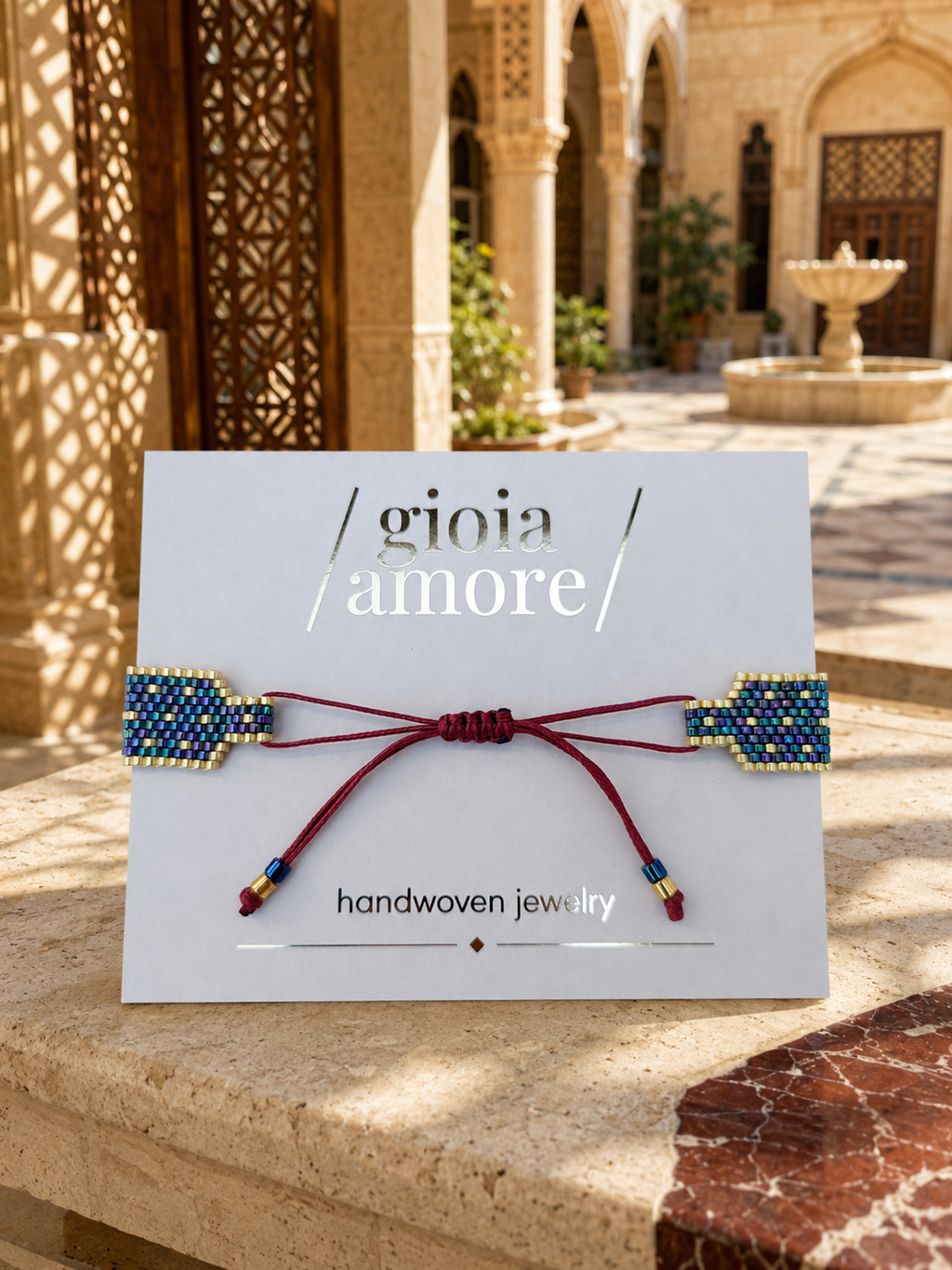 Detaliu brățară Miyuki handmade CAIRO, cu model iridescent și piesă centrală aurie personalizabilă