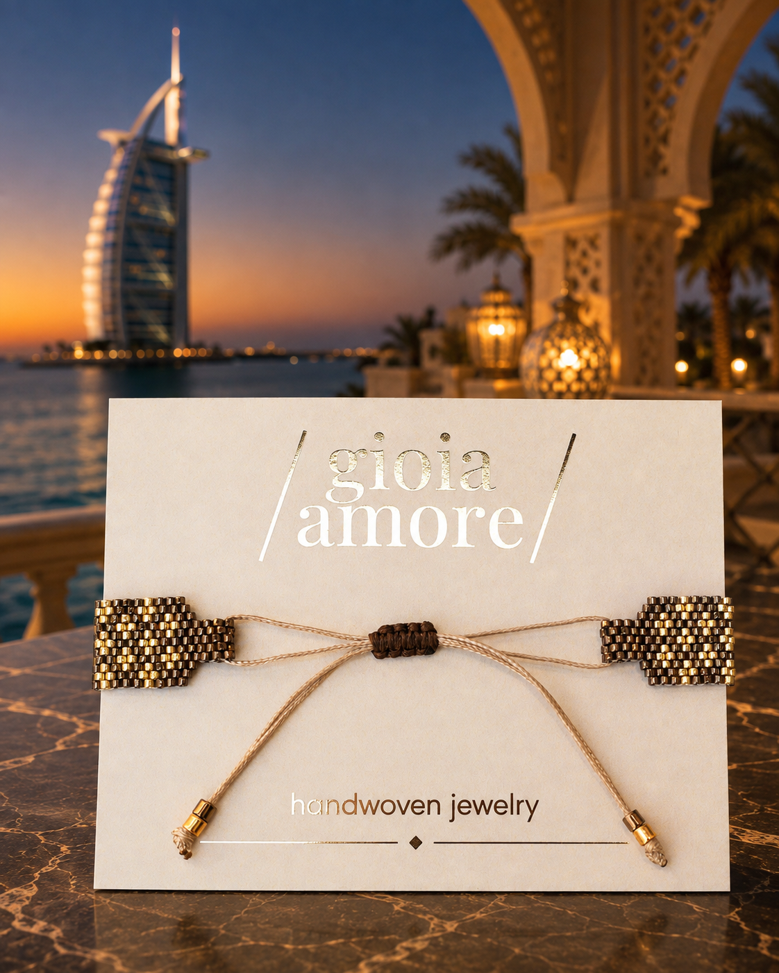 Detaliu brătară Miyuki handmade DUBAI, în nuante de auriu și bronz, cu piesă centrală personalizabilă