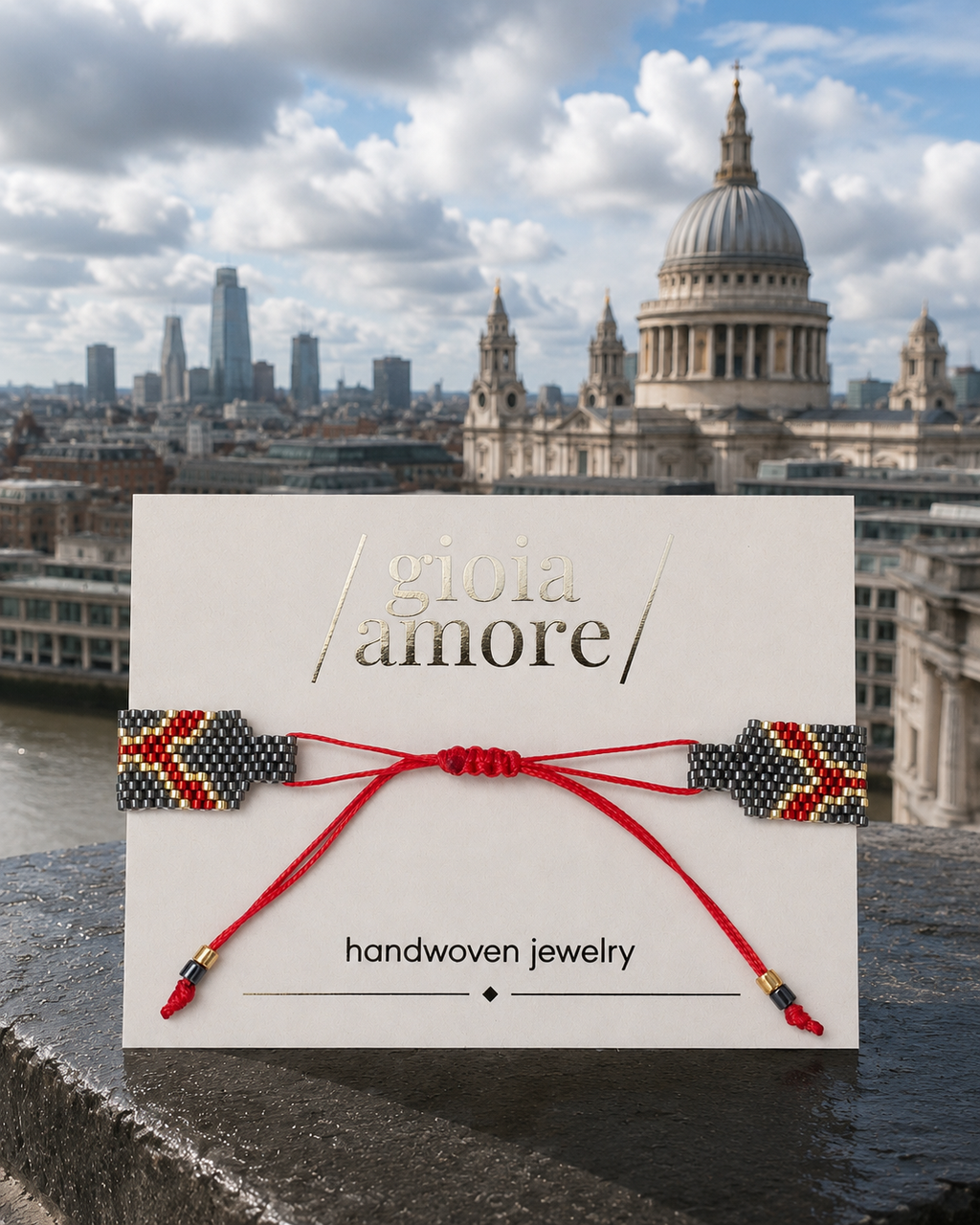 Detaliu brătară Miyuki handmade LONDON, cu model negru și rosu și piesă centrală aurie