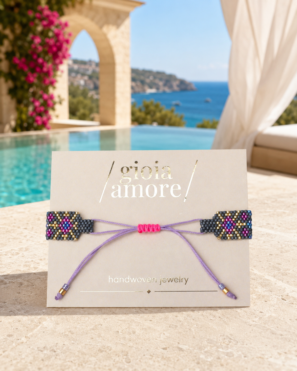 Detaliu bratara Miyuki handmade MALAGA, cu model colorat si piesa centrala aurie personalizabila