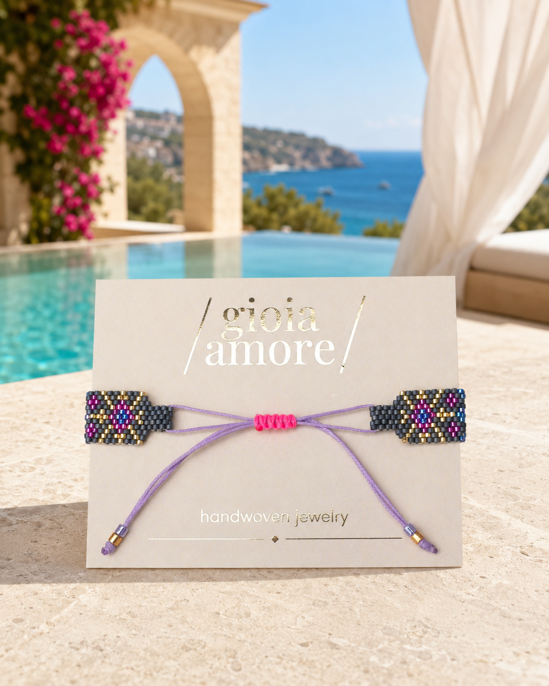 Detaliu bratara Miyuki handmade MALAGA, cu model colorat si piesa centrala aurie personalizabila