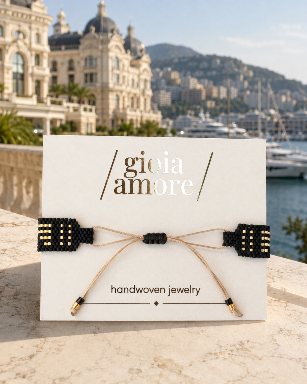 Detaliu brătară Miyuki handmade MONACO, cu model negru și rosu și piesă centrală aurie