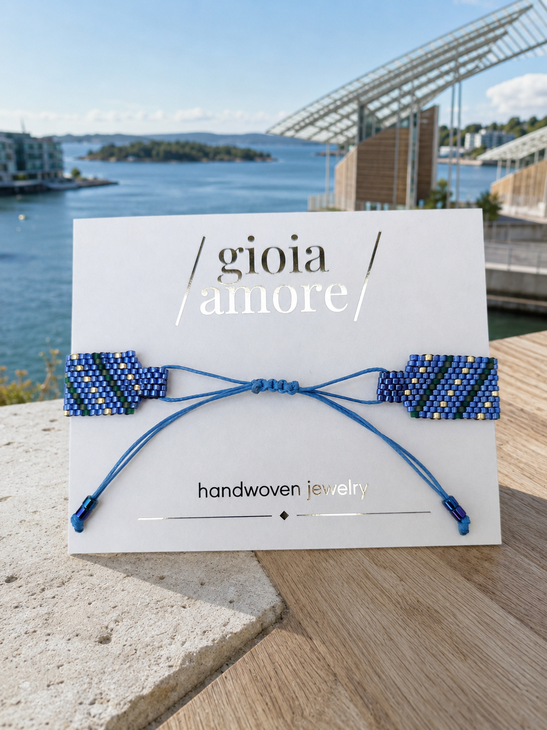Detaliu brățară Miyuki handmade OSLO, cu model albastru și verde smarald și piesă centrală aurie