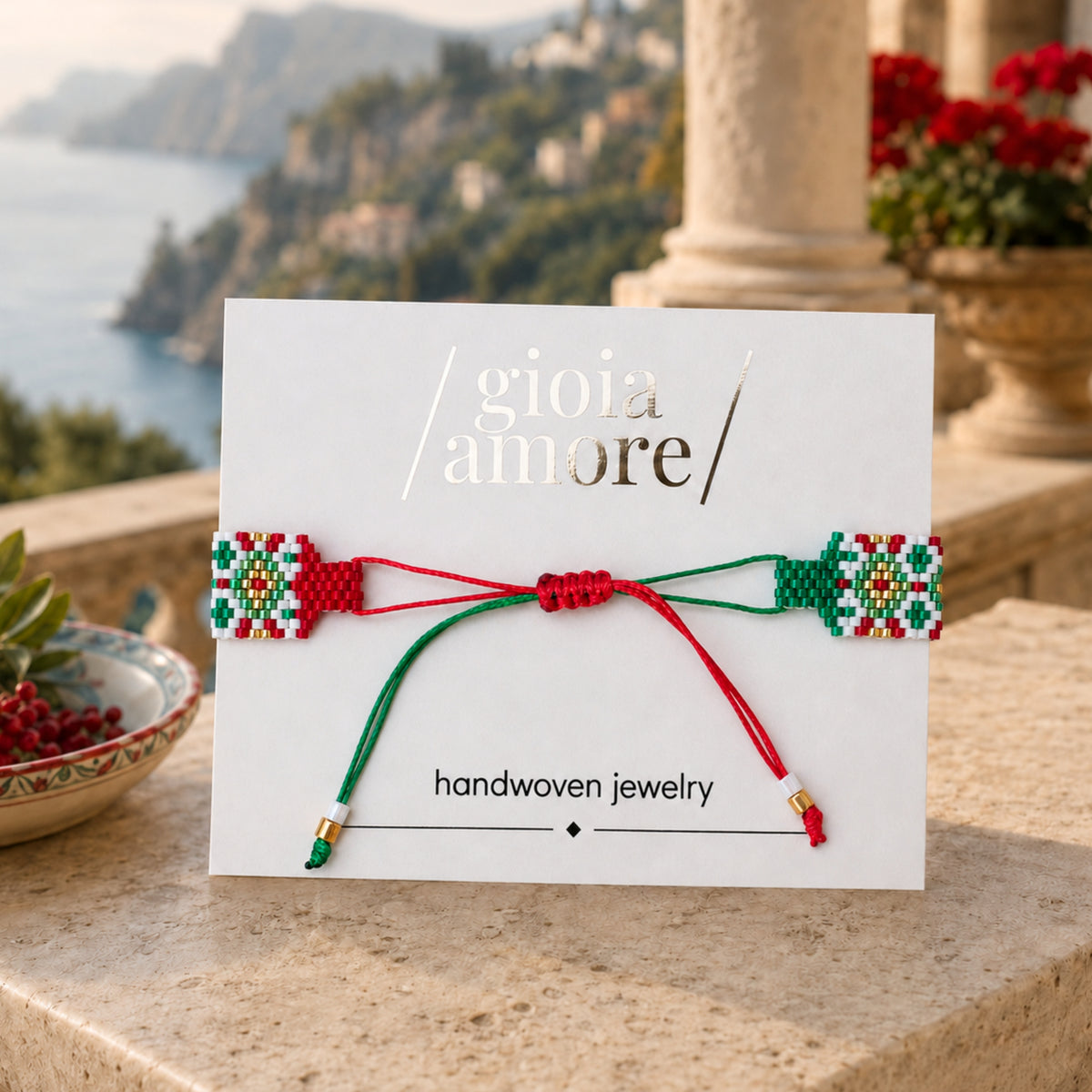 Detaliu brătară Miyuki handmade POSITANO, cu model rosu, verde și alb și piesă centrală aurie