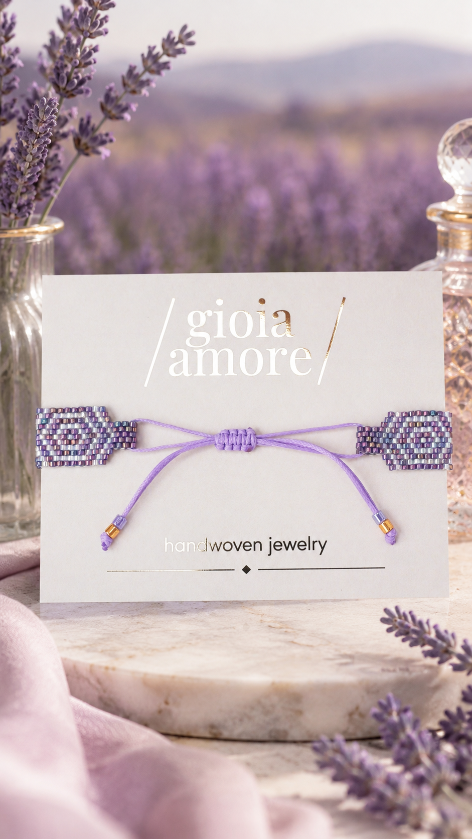 Detaliu brățară Miyuki handmade PROVENCE, în nuanțe de lavandă și alb, cu piesă centrală aurie