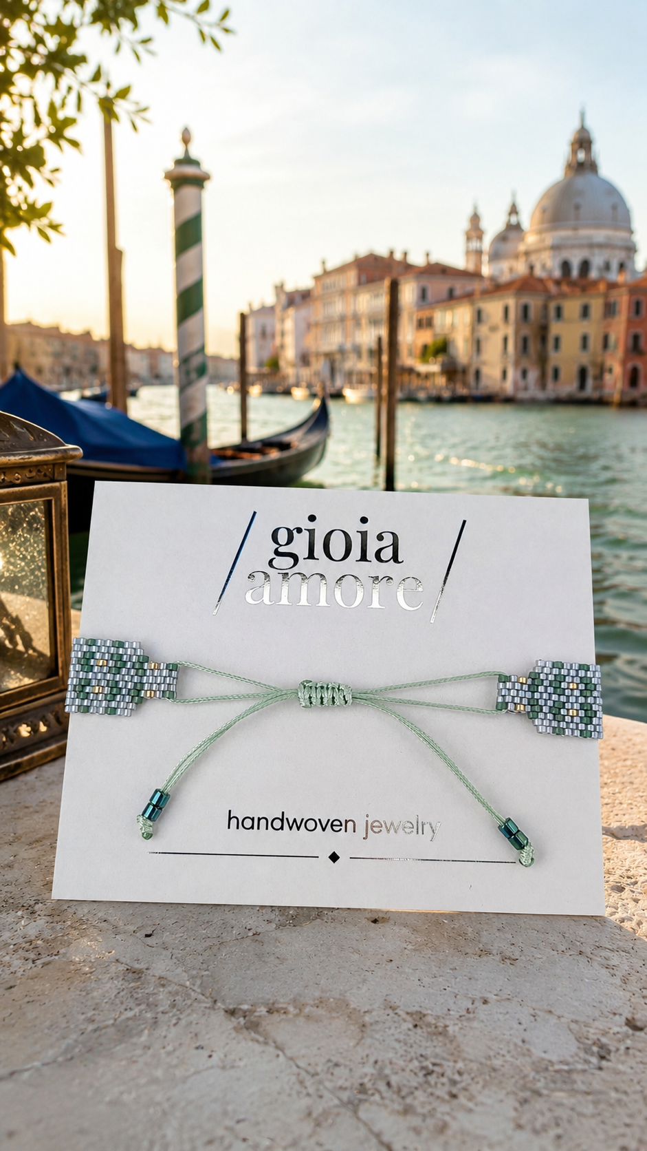 Detaliu brățară Miyuki handmade VENICE, cu piesă centrală aurie personalizabilă