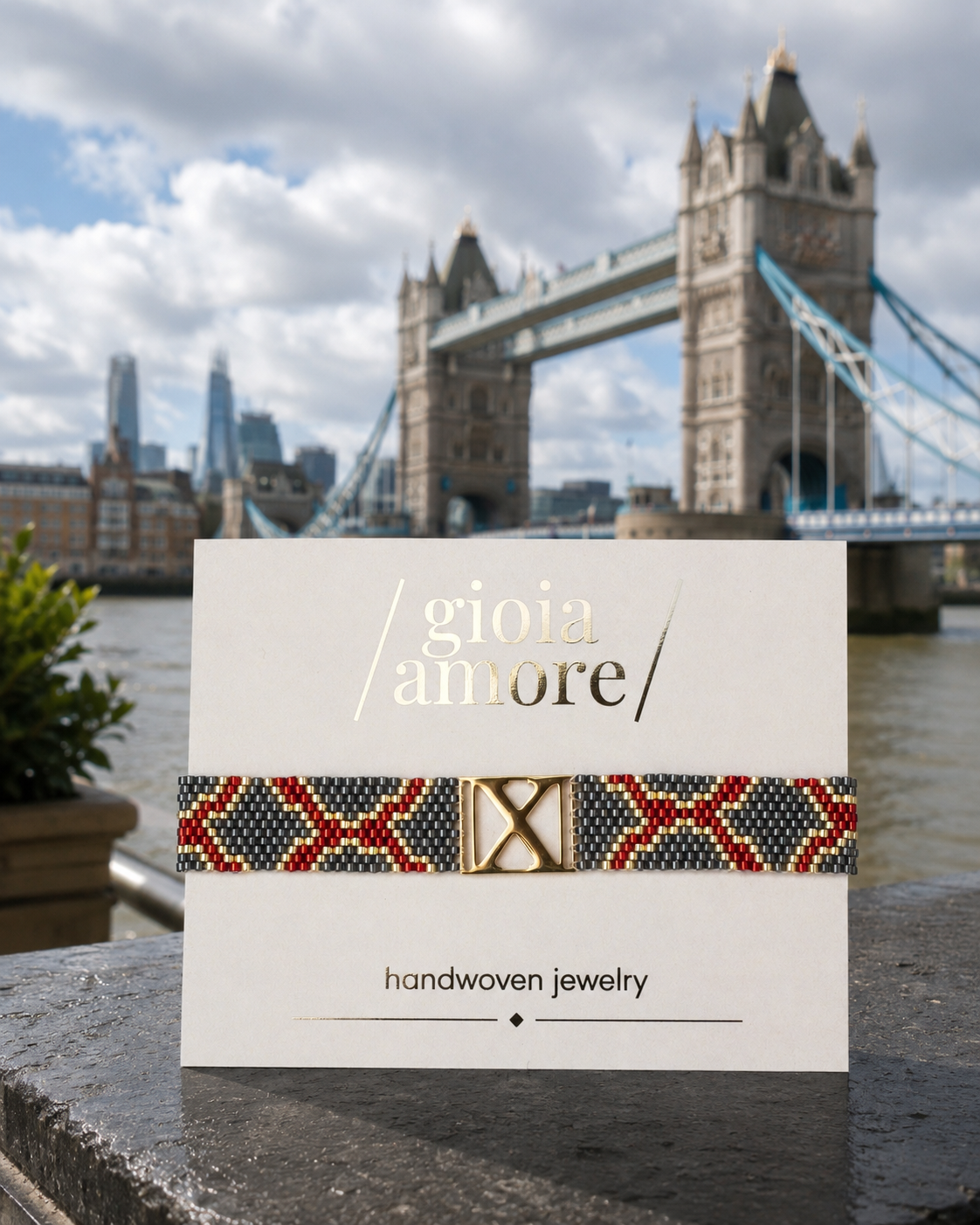 Brătară din mărgele Miyuki Delica LONDON, tesută manual și prezentată în ambalajul Gioia Amore