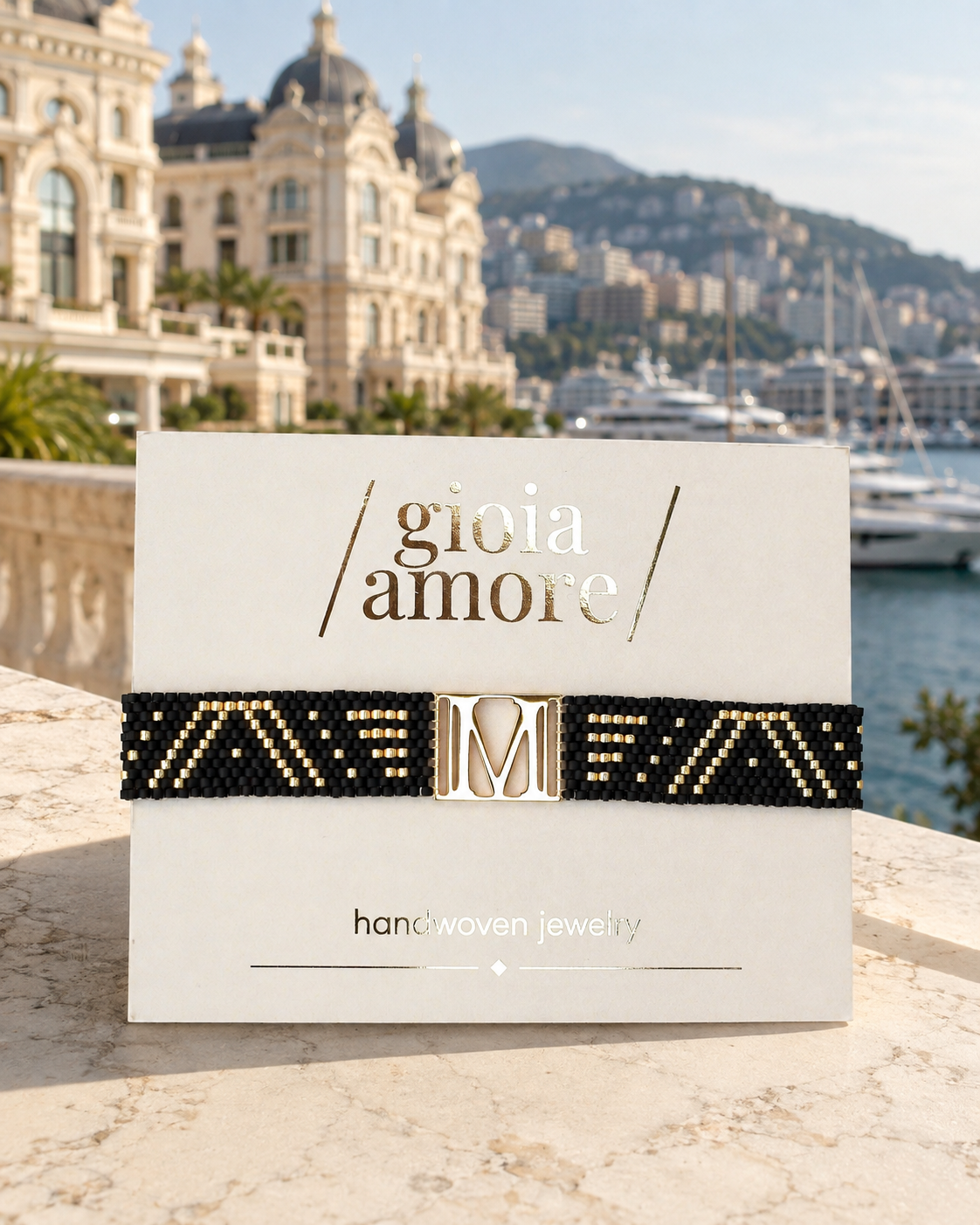 Brătară din mărgele Miyuki Delica MONACO, tesută manual și prezentată în ambalajul Gioia Amore