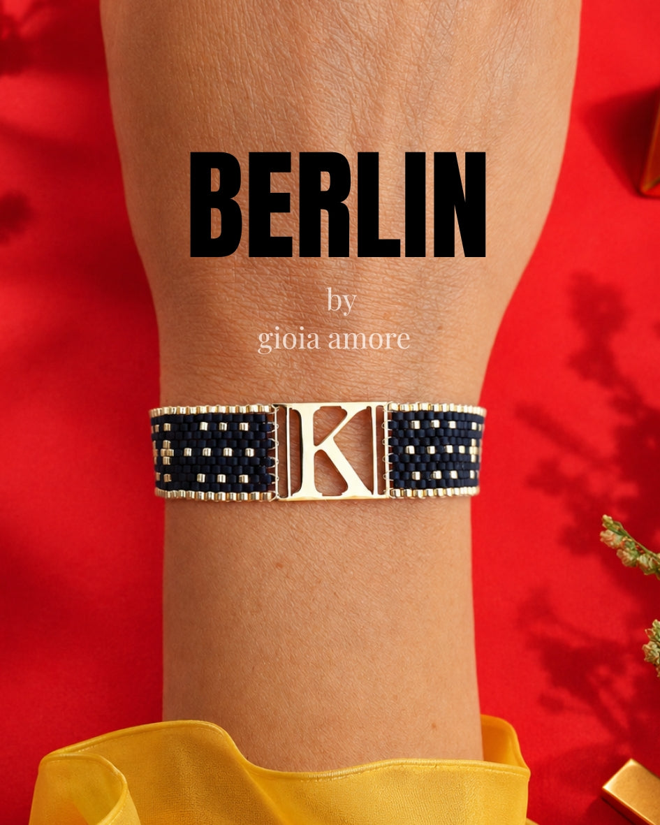 Brățară Miyuki personalizată BERLIN, în nuanțe de negru intens și auriu, purtată la încheietură