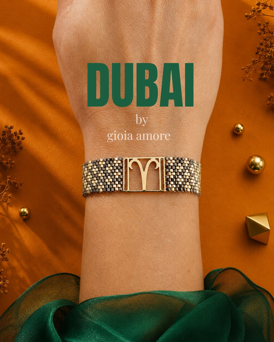 Brătară Miyuki personalizată DUBAI, în nuante de auriu și bronz, purtată la încheietură