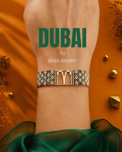 Brătară Miyuki personalizată DUBAI, în nuante de auriu și bronz, purtată la încheietură