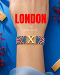 Brătară Miyuki personalizată LONDON, în nuante de negru, rosu profund și auriu, purtată la încheietură
