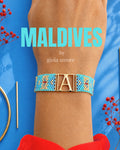 Brătară Miyuki personalizată MALDIVES, în nuante de turcoaz, albastru, rosu și auriu, purtată la încheietură