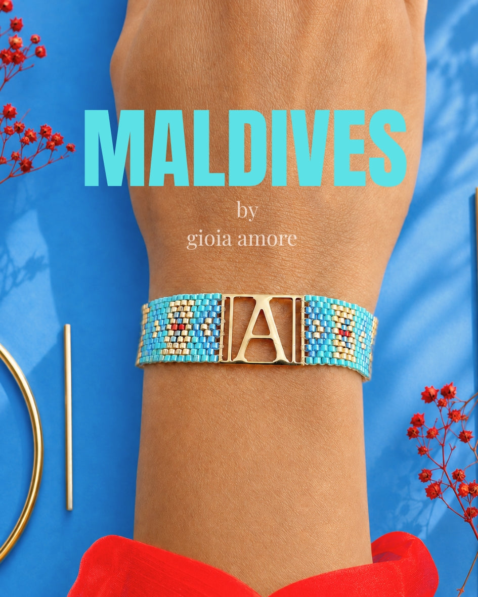 Brătară Miyuki personalizată MALDIVES, în nuante de turcoaz, albastru, rosu și auriu, purtată la încheietură