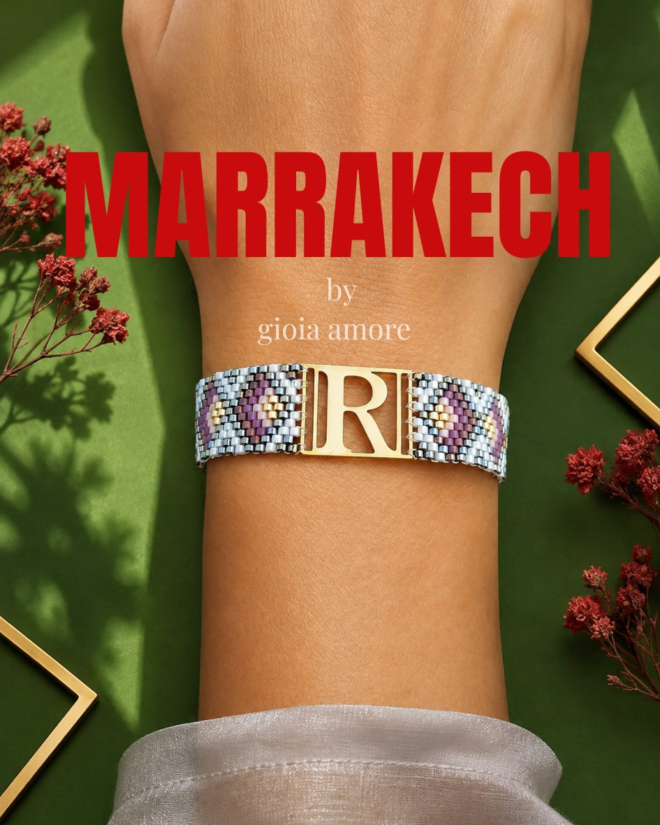 Bratara Miyuki personalizata MARRAKECH, in nuante de roz, verde, alb si auriu, purtata la incheietura