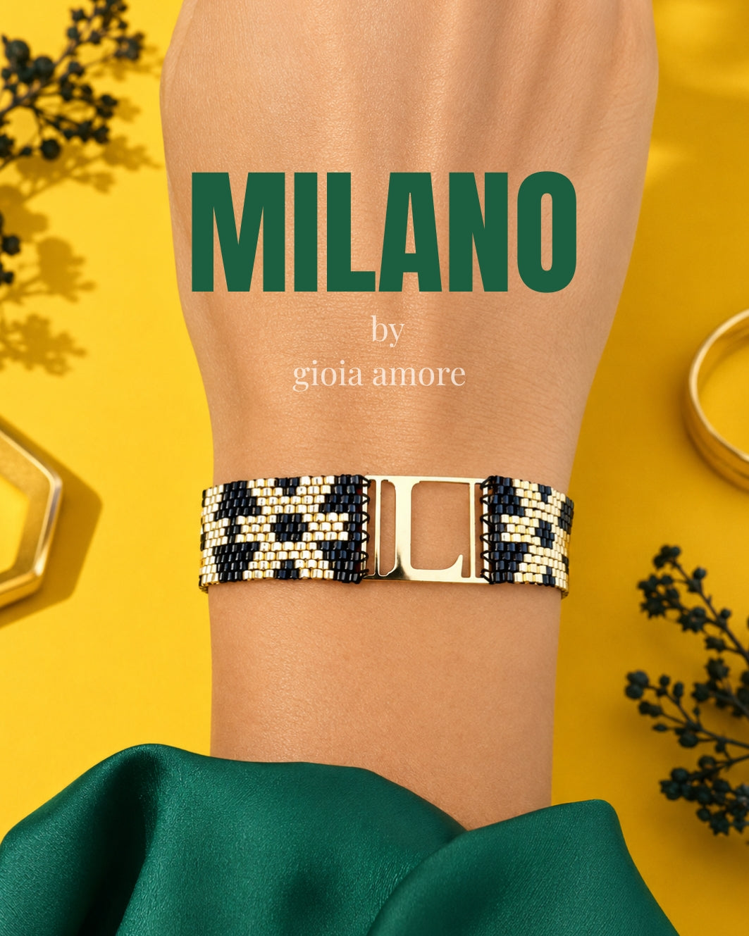 Brățară Miyuki personalizată MILANO, în nuanțe de negru mat și auriu, purtată la încheietură