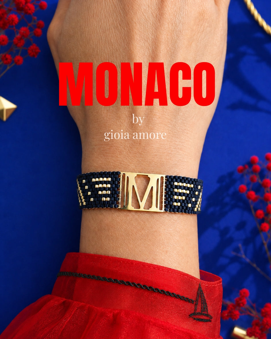 Brătară Miyuki personalizată MONACO, în nuante de negru, rosu și auriu, purtată la încheietură