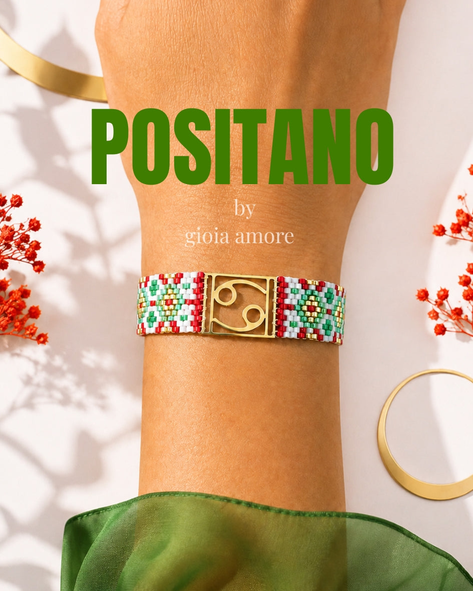 Brătară Miyuki personalizată POSITANO, în nuante de rosu, verde, alb și auriu, purtată la încheietură