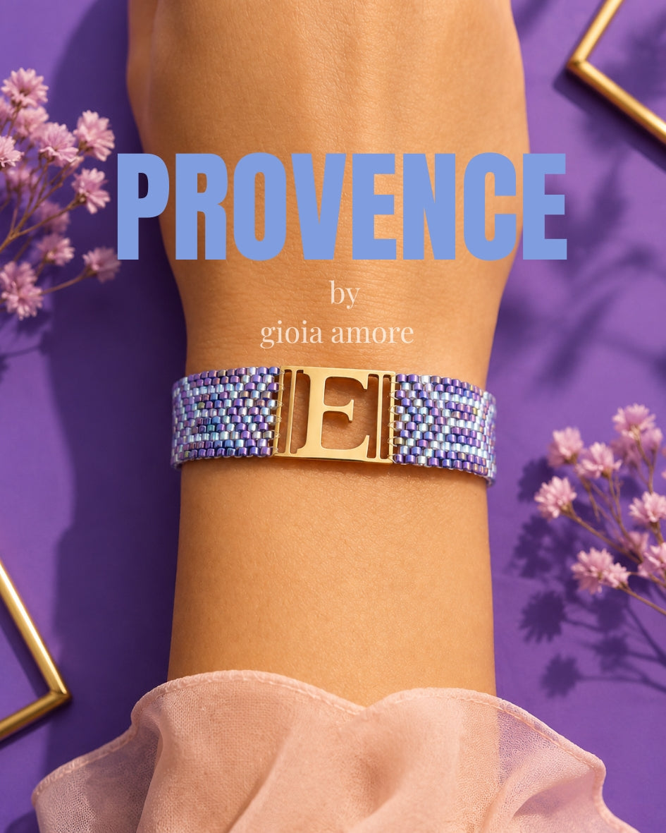 Brățară Miyuki personalizată PROVENCE, în nuanțe de lavandă, lila, alb și auriu, purtată la încheietură