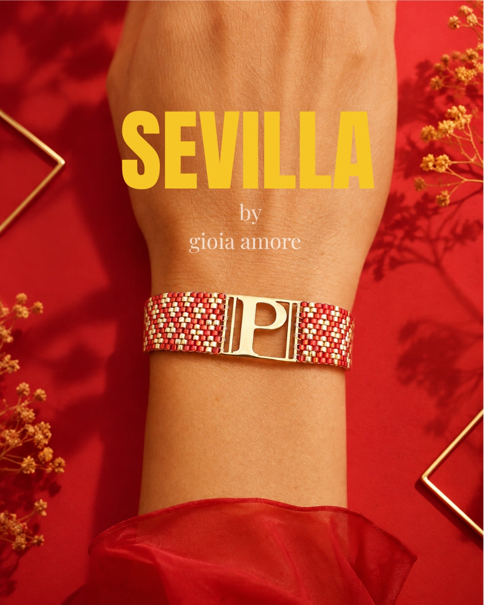 Brățară Miyuki personalizată SEVILLA, în nuanțe de albastru, fuchsia, negru și auriu, purtată la încheietură