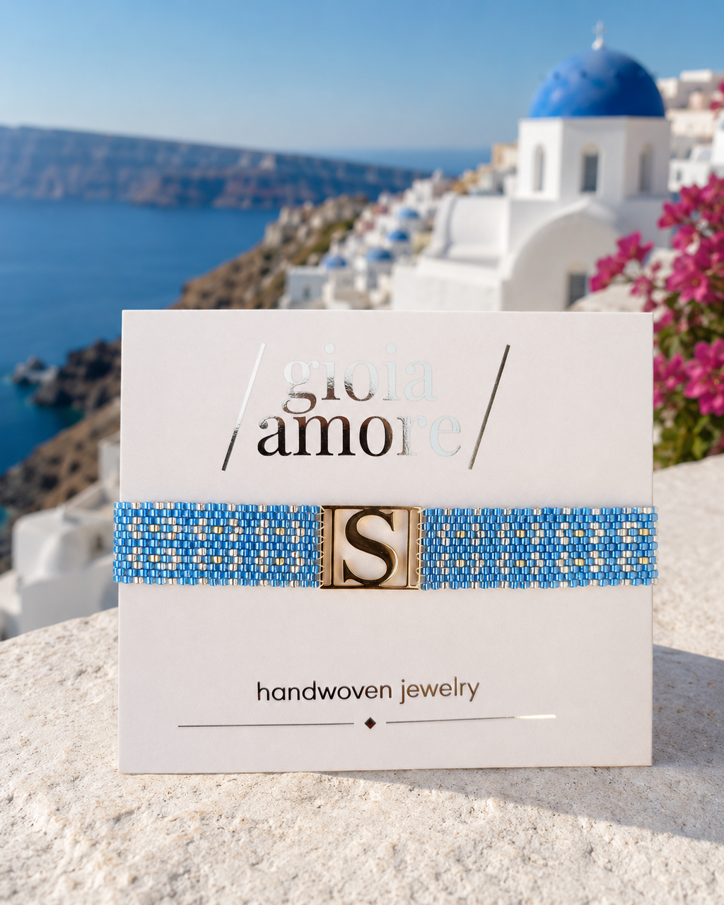 Brățară din mărgele Miyuki Delica SANTORINI, țesută manual și prezentată în ambalajul Gioia Amore