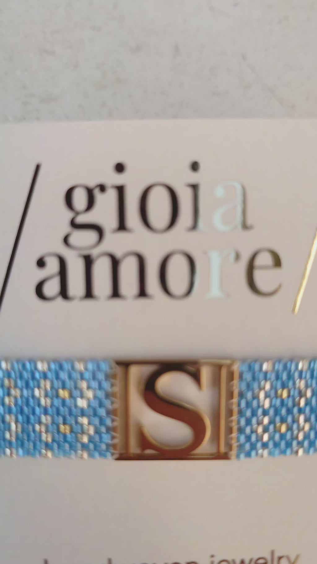 Video de prezentare a brățării Miyuki personalizate SANTORINI, realizată manual din mărgele japoneze
