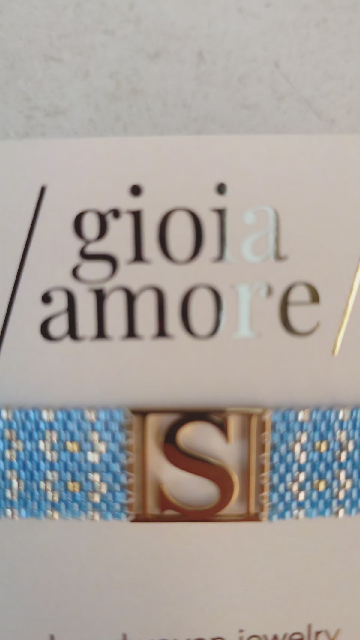 Video de prezentare a brățării Miyuki personalizate SANTORINI, realizată manual din mărgele japoneze